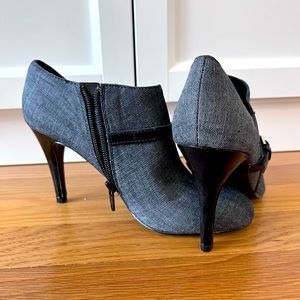 Like new gray fabric stiletto